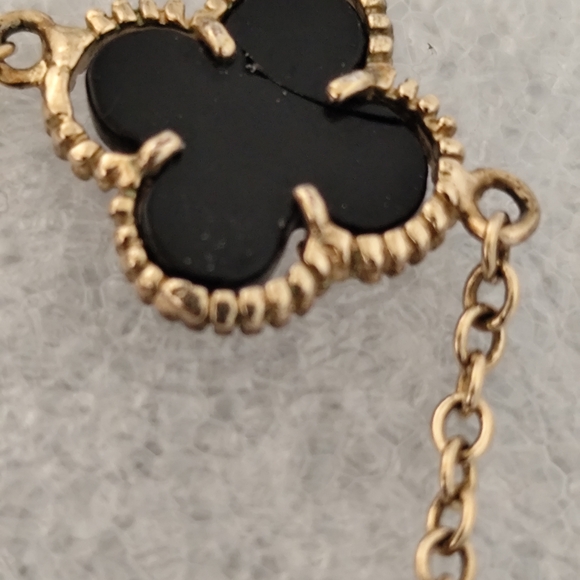 Elegant Black and Gold Clover Bracelet - Picture 4 of 6